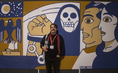 Elías Taño pinta un mural en la Sala de Arte La Recova