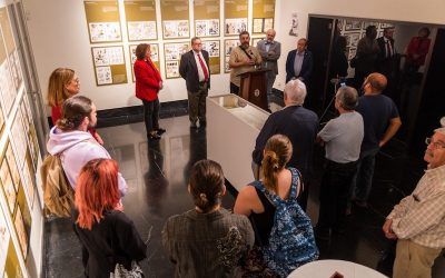 El presidente del Real Casino de Tenerife, Miguel Cabrera Pérez-Camacho, celebra el homenaje al Quijote de Santa Cruz Cómic