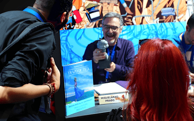 Miguelanxo Prado feliz tras recibir el premio Santa Cruz Cómic 2022 en reconocimiento a su obra