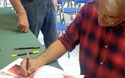 Rubén Armiche firma ejemplares de Proyecto Volcán en El Hierro