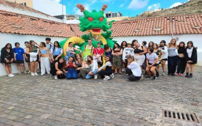 La artista Michaela Konrad imparte un taller de dibujo en Santa Cruz Cómic para los alumnos del IES Los Cristianos