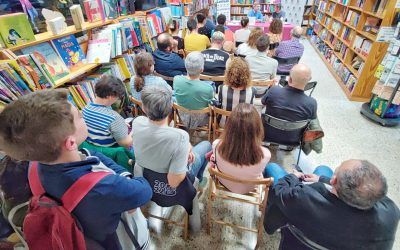 El público desborda la Librería Lemus en la segunda sesión de firmas de Paco Roca