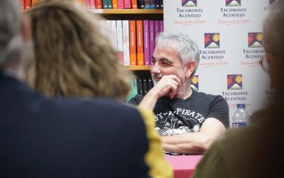 Juan Álvarez firma ejemplares y charla con su público en la Librería Lemus