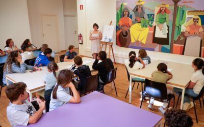 Un grupo de colegiales participa a un taller de dibujo en el primer día del Salón