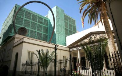El Parlamento de Canarias acoge una exposición de originales sobre ‘las viñetas de la Tele Canaria’ de Pepe Farruqo